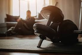 亚利桑那响尾蛇队在夺冠后因薪资压力拆解阵容，兰迪·强森被交易至洋基